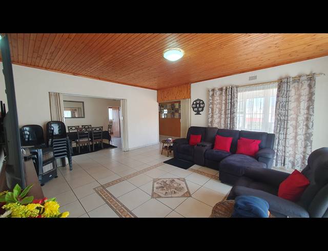 3 BEDROOM FREEHOLD FOR SALE IN RISANA